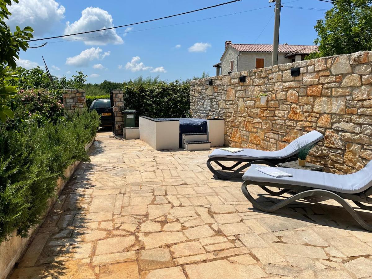 Holiday Home Ava1 With Pool & Holiday Home Ava2 With Whirlpool Baderna Extérieur photo